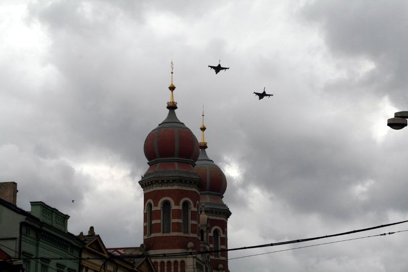 Špalíry diváků lemující Klatovskou třídu v neděli 2. května 2010 dopoledne nadšeně zdravily projíždějící historickou a moderní vojenskou techniku při Convoy of Liberty. Stejně jako v minulých letech jeli v čele kolony američtí váleční veteráni, kteří se zdravili s přihlížejícími diváky. Kolony se v roce 2010 zúčastnil mimořádně velký počet a nejvíc druhů techniky.
Přijeli mimo jiné účastníci z Francie, kteří v koloně ve spolupráci s Military Car Clubem Plzeň představili dva historické americké tanky Sherman. Třetí Sherman M4A4 z roku 1942 dorazil zásluhou Jima Clarka z Velké Británie a Klubu 4. obrněné divize z Pelhřimova. Průjezd Convoy of Liberty pozdravily dvojitým nízkým průletem stíhačky JAS- 39 Gripen Armády ČR, moderní vrtulník a také historický letoun Piper. Po historické technice se na Klatovské třídě objevila také moderní technika US Army – obrněné transportéry Stryker, kolová vozidla Hummer a houfnice. Kolonu uzavírala Armáda ČR, která v Plzni představila moderní obrněné transportéry Pandur, vozi