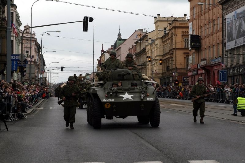 Špalíry diváků lemující Klatovskou třídu v neděli 2. května 2010 dopoledne nadšeně zdravily projíždějící historickou a moderní vojenskou techniku při Convoy of Liberty. Stejně jako v minulých letech jeli v čele kolony američtí váleční veteráni, kteří se zdravili s přihlížejícími diváky. Kolony se v roce 2010 zúčastnil mimořádně velký počet a nejvíc druhů techniky.
Přijeli mimo jiné účastníci z Francie, kteří v koloně ve spolupráci s Military Car Clubem Plzeň představili dva historické americké tanky Sherman. Třetí Sherman M4A4 z roku 1942 dorazil zásluhou Jima Clarka z Velké Británie a Klubu 4. obrněné divize z Pelhřimova. Průjezd Convoy of Liberty pozdravily dvojitým nízkým průletem stíhačky JAS- 39 Gripen Armády ČR, moderní vrtulník a také historický letoun Piper. Po historické technice se na Klatovské třídě objevila také moderní technika US Army – obrněné transportéry Stryker, kolová vozidla Hummer a houfnice. Kolonu uzavírala Armáda ČR, která v Plzni představila moderní obrněné transportéry Pandur, vozi