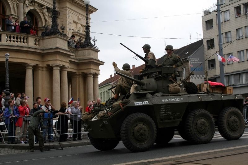 Špalíry diváků lemující Klatovskou třídu v neděli 2. května 2010 dopoledne nadšeně zdravily projíždějící historickou a moderní vojenskou techniku při Convoy of Liberty. Stejně jako v minulých letech jeli v čele kolony američtí váleční veteráni, kteří se zdravili s přihlížejícími diváky. Kolony se v roce 2010 zúčastnil mimořádně velký počet a nejvíc druhů techniky.
Přijeli mimo jiné účastníci z Francie, kteří v koloně ve spolupráci s Military Car Clubem Plzeň představili dva historické americké tanky Sherman. Třetí Sherman M4A4 z roku 1942 dorazil zásluhou Jima Clarka z Velké Británie a Klubu 4. obrněné divize z Pelhřimova. Průjezd Convoy of Liberty pozdravily dvojitým nízkým průletem stíhačky JAS- 39 Gripen Armády ČR, moderní vrtulník a také historický letoun Piper. Po historické technice se na Klatovské třídě objevila také moderní technika US Army – obrněné transportéry Stryker, kolová vozidla Hummer a houfnice. Kolonu uzavírala Armáda ČR, která v Plzni představila moderní obrněné transportéry Pandur, vozi