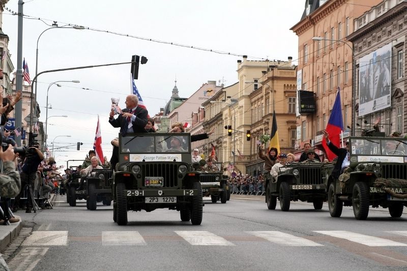 Špalíry diváků lemující Klatovskou třídu v neděli 2. května 2010 dopoledne nadšeně zdravily projíždějící historickou a moderní vojenskou techniku při Convoy of Liberty. Stejně jako v minulých letech jeli v čele kolony američtí váleční veteráni, kteří se zdravili s přihlížejícími diváky. Kolony se v roce 2010 zúčastnil mimořádně velký počet a nejvíc druhů techniky.
Přijeli mimo jiné účastníci z Francie, kteří v koloně ve spolupráci s Military Car Clubem Plzeň představili dva historické americké tanky Sherman. Třetí Sherman M4A4 z roku 1942 dorazil zásluhou Jima Clarka z Velké Británie a Klubu 4. obrněné divize z Pelhřimova. Průjezd Convoy of Liberty pozdravily dvojitým nízkým průletem stíhačky JAS- 39 Gripen Armády ČR, moderní vrtulník a také historický letoun Piper. Po historické technice se na Klatovské třídě objevila také moderní technika US Army – obrněné transportéry Stryker, kolová vozidla Hummer a houfnice. Kolonu uzavírala Armáda ČR, která v Plzni představila moderní obrněné transportéry Pandur, vozi