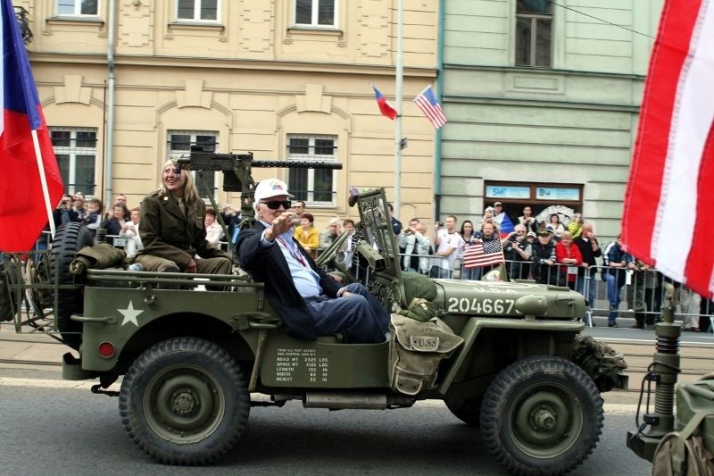 Špalíry diváků lemující Klatovskou třídu v neděli 2. května 2010 dopoledne nadšeně zdravily projíždějící historickou a moderní vojenskou techniku při Convoy of Liberty. Stejně jako v minulých letech jeli v čele kolony američtí váleční veteráni, kteří se zdravili s přihlížejícími diváky. Kolony se v roce 2010 zúčastnil mimořádně velký počet a nejvíc druhů techniky.
Přijeli mimo jiné účastníci z Francie, kteří v koloně ve spolupráci s Military Car Clubem Plzeň představili dva historické americké tanky Sherman. Třetí Sherman M4A4 z roku 1942 dorazil zásluhou Jima Clarka z Velké Británie a Klubu 4. obrněné divize z Pelhřimova. Průjezd Convoy of Liberty pozdravily dvojitým nízkým průletem stíhačky JAS- 39 Gripen Armády ČR, moderní vrtulník a také historický letoun Piper. Po historické technice se na Klatovské třídě objevila také moderní technika US Army – obrněné transportéry Stryker, kolová vozidla Hummer a houfnice. Kolonu uzavírala Armáda ČR, která v Plzni představila moderní obrněné transportéry Pandur, vozi
