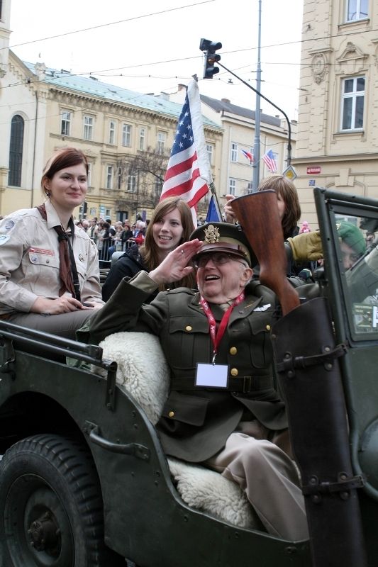 Špalíry diváků lemující Klatovskou třídu v neděli 2. května 2010 dopoledne nadšeně zdravily projíždějící historickou a moderní vojenskou techniku při Convoy of Liberty. Stejně jako v minulých letech jeli v čele kolony američtí váleční veteráni, kteří se zdravili s přihlížejícími diváky. Kolony se v roce 2010 zúčastnil mimořádně velký počet a nejvíc druhů techniky.
Přijeli mimo jiné účastníci z Francie, kteří v koloně ve spolupráci s Military Car Clubem Plzeň představili dva historické americké tanky Sherman. Třetí Sherman M4A4 z roku 1942 dorazil zásluhou Jima Clarka z Velké Británie a Klubu 4. obrněné divize z Pelhřimova. Průjezd Convoy of Liberty pozdravily dvojitým nízkým průletem stíhačky JAS- 39 Gripen Armády ČR, moderní vrtulník a také historický letoun Piper. Po historické technice se na Klatovské třídě objevila také moderní technika US Army – obrněné transportéry Stryker, kolová vozidla Hummer a houfnice. Kolonu uzavírala Armáda ČR, která v Plzni představila moderní obrněné transportéry Pandur, vozi