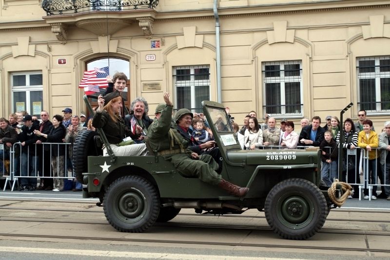 Špalíry diváků lemující Klatovskou třídu v neděli 2. května 2010 dopoledne nadšeně zdravily projíždějící historickou a moderní vojenskou techniku při Convoy of Liberty. Stejně jako v minulých letech jeli v čele kolony američtí váleční veteráni, kteří se zdravili s přihlížejícími diváky. Kolony se v roce 2010 zúčastnil mimořádně velký počet a nejvíc druhů techniky.
Přijeli mimo jiné účastníci z Francie, kteří v koloně ve spolupráci s Military Car Clubem Plzeň představili dva historické americké tanky Sherman. Třetí Sherman M4A4 z roku 1942 dorazil zásluhou Jima Clarka z Velké Británie a Klubu 4. obrněné divize z Pelhřimova. Průjezd Convoy of Liberty pozdravily dvojitým nízkým průletem stíhačky JAS- 39 Gripen Armády ČR, moderní vrtulník a také historický letoun Piper. Po historické technice se na Klatovské třídě objevila také moderní technika US Army – obrněné transportéry Stryker, kolová vozidla Hummer a houfnice. Kolonu uzavírala Armáda ČR, která v Plzni představila moderní obrněné transportéry Pandur, vozi