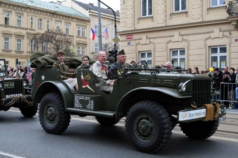 Špalíry diváků lemující Klatovskou třídu v neděli 2. května 2010 dopoledne nadšeně zdravily projíždějící historickou a moderní vojenskou techniku při Convoy of Liberty. Stejně jako v minulých letech jeli v čele kolony američtí váleční veteráni, kteří se zdravili s přihlížejícími diváky. Kolony se v roce 2010 zúčastnil mimořádně velký počet a nejvíc druhů techniky.
Přijeli mimo jiné účastníci z Francie, kteří v koloně ve spolupráci s Military Car Clubem Plzeň představili dva historické americké tanky Sherman. Třetí Sherman M4A4 z roku 1942 dorazil zásluhou Jima Clarka z Velké Británie a Klubu 4. obrněné divize z Pelhřimova. Průjezd Convoy of Liberty pozdravily dvojitým nízkým průletem stíhačky JAS- 39 Gripen Armády ČR, moderní vrtulník a také historický letoun Piper. Po historické technice se na Klatovské třídě objevila také moderní technika US Army – obrněné transportéry Stryker, kolová vozidla Hummer a houfnice. Kolonu uzavírala Armáda ČR, která v Plzni představila moderní obrněné transportéry Pandur, vozi