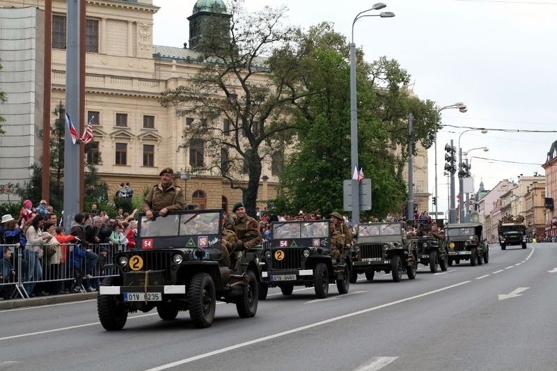 Špalíry diváků lemující Klatovskou třídu v neděli 2. května 2010 dopoledne nadšeně zdravily projíždějící historickou a moderní vojenskou techniku při Convoy of Liberty. Stejně jako v minulých letech jeli v čele kolony američtí váleční veteráni, kteří se zdravili s přihlížejícími diváky. Kolony se v roce 2010 zúčastnil mimořádně velký počet a nejvíc druhů techniky.
Přijeli mimo jiné účastníci z Francie, kteří v koloně ve spolupráci s Military Car Clubem Plzeň představili dva historické americké tanky Sherman. Třetí Sherman M4A4 z roku 1942 dorazil zásluhou Jima Clarka z Velké Británie a Klubu 4. obrněné divize z Pelhřimova. Průjezd Convoy of Liberty pozdravily dvojitým nízkým průletem stíhačky JAS- 39 Gripen Armády ČR, moderní vrtulník a také historický letoun Piper. Po historické technice se na Klatovské třídě objevila také moderní technika US Army – obrněné transportéry Stryker, kolová vozidla Hummer a houfnice. Kolonu uzavírala Armáda ČR, která v Plzni představila moderní obrněné transportéry Pandur, vozi
