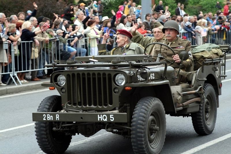 Špalíry diváků lemující Klatovskou třídu v neděli 2. května 2010 dopoledne nadšeně zdravily projíždějící historickou a moderní vojenskou techniku při Convoy of Liberty. Stejně jako v minulých letech jeli v čele kolony američtí váleční veteráni, kteří se zdravili s přihlížejícími diváky. Kolony se v roce 2010 zúčastnil mimořádně velký počet a nejvíc druhů techniky.
Přijeli mimo jiné účastníci z Francie, kteří v koloně ve spolupráci s Military Car Clubem Plzeň představili dva historické americké tanky Sherman. Třetí Sherman M4A4 z roku 1942 dorazil zásluhou Jima Clarka z Velké Británie a Klubu 4. obrněné divize z Pelhřimova. Průjezd Convoy of Liberty pozdravily dvojitým nízkým průletem stíhačky JAS- 39 Gripen Armády ČR, moderní vrtulník a také historický letoun Piper. Po historické technice se na Klatovské třídě objevila také moderní technika US Army – obrněné transportéry Stryker, kolová vozidla Hummer a houfnice. Kolonu uzavírala Armáda ČR, která v Plzni představila moderní obrněné transportéry Pandur, vozi