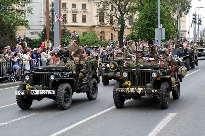 Špalíry diváků lemující Klatovskou třídu v neděli 2. května 2010 dopoledne nadšeně zdravily projíždějící historickou a moderní vojenskou techniku při Convoy of Liberty. Stejně jako v minulých letech jeli v čele kolony američtí váleční veteráni, kteří se zdravili s přihlížejícími diváky. Kolony se v roce 2010 zúčastnil mimořádně velký počet a nejvíc druhů techniky.
Přijeli mimo jiné účastníci z Francie, kteří v koloně ve spolupráci s Military Car Clubem Plzeň představili dva historické americké tanky Sherman. Třetí Sherman M4A4 z roku 1942 dorazil zásluhou Jima Clarka z Velké Británie a Klubu 4. obrněné divize z Pelhřimova. Průjezd Convoy of Liberty pozdravily dvojitým nízkým průletem stíhačky JAS- 39 Gripen Armády ČR, moderní vrtulník a také historický letoun Piper. Po historické technice se na Klatovské třídě objevila také moderní technika US Army – obrněné transportéry Stryker, kolová vozidla Hummer a houfnice. Kolonu uzavírala Armáda ČR, která v Plzni představila moderní obrněné transportéry Pandur, vozi