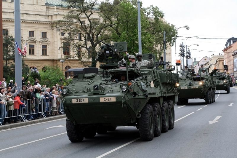 Špalíry diváků lemující Klatovskou třídu v neděli 2. května 2010 dopoledne nadšeně zdravily projíždějící historickou a moderní vojenskou techniku při Convoy of Liberty. Stejně jako v minulých letech jeli v čele kolony američtí váleční veteráni, kteří se zdravili s přihlížejícími diváky. Kolony se v roce 2010 zúčastnil mimořádně velký počet a nejvíc druhů techniky.
Přijeli mimo jiné účastníci z Francie, kteří v koloně ve spolupráci s Military Car Clubem Plzeň představili dva historické americké tanky Sherman. Třetí Sherman M4A4 z roku 1942 dorazil zásluhou Jima Clarka z Velké Británie a Klubu 4. obrněné divize z Pelhřimova. Průjezd Convoy of Liberty pozdravily dvojitým nízkým průletem stíhačky JAS- 39 Gripen Armády ČR, moderní vrtulník a také historický letoun Piper. Po historické technice se na Klatovské třídě objevila také moderní technika US Army – obrněné transportéry Stryker, kolová vozidla Hummer a houfnice. Kolonu uzavírala Armáda ČR, která v Plzni představila moderní obrněné transportéry Pandur, vozi