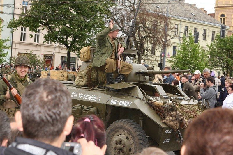 Špalíry diváků lemující Klatovskou třídu v neděli 2. května 2010 dopoledne nadšeně zdravily projíždějící historickou a moderní vojenskou techniku při Convoy of Liberty. Stejně jako v minulých letech jeli v čele kolony američtí váleční veteráni, kteří se zdravili s přihlížejícími diváky. Kolony se v roce 2010 zúčastnil mimořádně velký počet a nejvíc druhů techniky.
Přijeli mimo jiné účastníci z Francie, kteří v koloně ve spolupráci s Military Car Clubem Plzeň představili dva historické americké tanky Sherman. Třetí Sherman M4A4 z roku 1942 dorazil zásluhou Jima Clarka z Velké Británie a Klubu 4. obrněné divize z Pelhřimova. Průjezd Convoy of Liberty pozdravily dvojitým nízkým průletem stíhačky JAS- 39 Gripen Armády ČR, moderní vrtulník a také historický letoun Piper. Po historické technice se na Klatovské třídě objevila také moderní technika US Army – obrněné transportéry Stryker, kolová vozidla Hummer a houfnice. Kolonu uzavírala Armáda ČR, která v Plzni představila moderní obrněné transportéry Pandur, vozi
