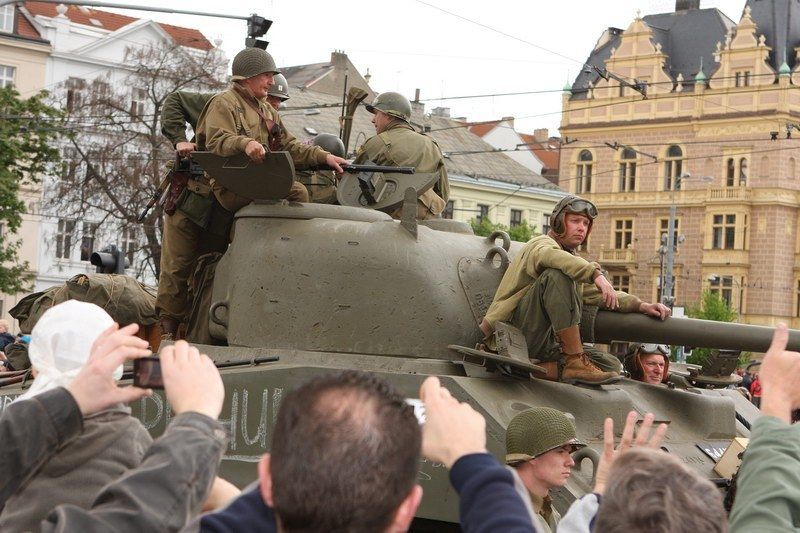 Špalíry diváků lemující Klatovskou třídu v neděli 2. května 2010 dopoledne nadšeně zdravily projíždějící historickou a moderní vojenskou techniku při Convoy of Liberty. Stejně jako v minulých letech jeli v čele kolony američtí váleční veteráni, kteří se zdravili s přihlížejícími diváky. Kolony se v roce 2010 zúčastnil mimořádně velký počet a nejvíc druhů techniky.
Přijeli mimo jiné účastníci z Francie, kteří v koloně ve spolupráci s Military Car Clubem Plzeň představili dva historické americké tanky Sherman. Třetí Sherman M4A4 z roku 1942 dorazil zásluhou Jima Clarka z Velké Británie a Klubu 4. obrněné divize z Pelhřimova. Průjezd Convoy of Liberty pozdravily dvojitým nízkým průletem stíhačky JAS- 39 Gripen Armády ČR, moderní vrtulník a také historický letoun Piper. Po historické technice se na Klatovské třídě objevila také moderní technika US Army – obrněné transportéry Stryker, kolová vozidla Hummer a houfnice. Kolonu uzavírala Armáda ČR, která v Plzni představila moderní obrněné transportéry Pandur, vozi