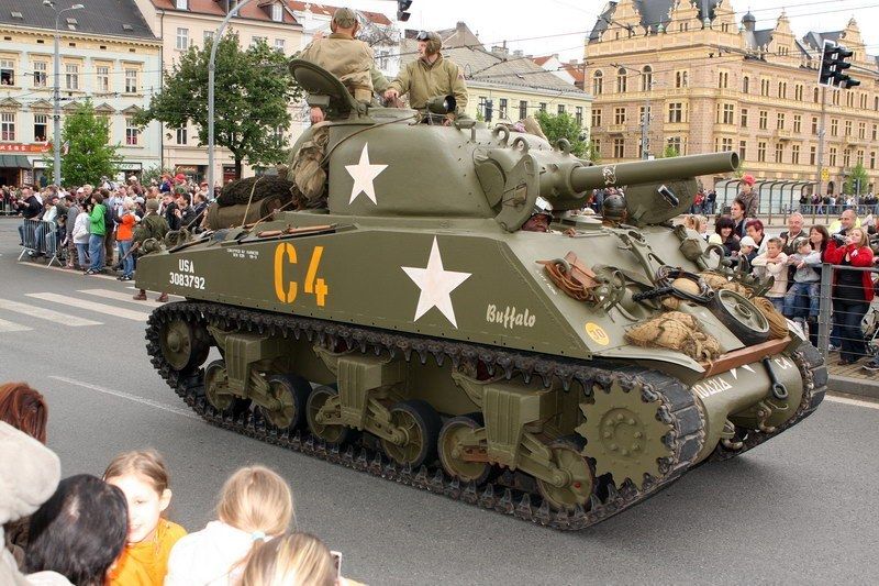 Špalíry diváků lemující Klatovskou třídu v neděli 2. května 2010 dopoledne nadšeně zdravily projíždějící historickou a moderní vojenskou techniku při Convoy of Liberty. Stejně jako v minulých letech jeli v čele kolony američtí váleční veteráni, kteří se zdravili s přihlížejícími diváky. Kolony se v roce 2010 zúčastnil mimořádně velký počet a nejvíc druhů techniky.
Přijeli mimo jiné účastníci z Francie, kteří v koloně ve spolupráci s Military Car Clubem Plzeň představili dva historické americké tanky Sherman. Třetí Sherman M4A4 z roku 1942 dorazil zásluhou Jima Clarka z Velké Británie a Klubu 4. obrněné divize z Pelhřimova. Průjezd Convoy of Liberty pozdravily dvojitým nízkým průletem stíhačky JAS- 39 Gripen Armády ČR, moderní vrtulník a také historický letoun Piper. Po historické technice se na Klatovské třídě objevila také moderní technika US Army – obrněné transportéry Stryker, kolová vozidla Hummer a houfnice. Kolonu uzavírala Armáda ČR, která v Plzni představila moderní obrněné transportéry Pandur, vozi