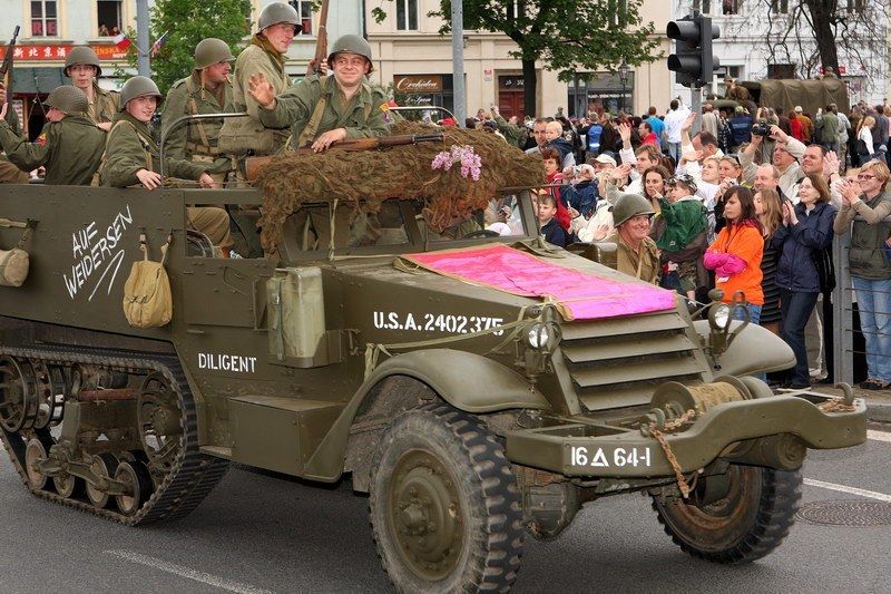 Špalíry diváků lemující Klatovskou třídu v neděli 2. května 2010 dopoledne nadšeně zdravily projíždějící historickou a moderní vojenskou techniku při Convoy of Liberty. Stejně jako v minulých letech jeli v čele kolony američtí váleční veteráni, kteří se zdravili s přihlížejícími diváky. Kolony se v roce 2010 zúčastnil mimořádně velký počet a nejvíc druhů techniky.
Přijeli mimo jiné účastníci z Francie, kteří v koloně ve spolupráci s Military Car Clubem Plzeň představili dva historické americké tanky Sherman. Třetí Sherman M4A4 z roku 1942 dorazil zásluhou Jima Clarka z Velké Británie a Klubu 4. obrněné divize z Pelhřimova. Průjezd Convoy of Liberty pozdravily dvojitým nízkým průletem stíhačky JAS- 39 Gripen Armády ČR, moderní vrtulník a také historický letoun Piper. Po historické technice se na Klatovské třídě objevila také moderní technika US Army – obrněné transportéry Stryker, kolová vozidla Hummer a houfnice. Kolonu uzavírala Armáda ČR, která v Plzni představila moderní obrněné transportéry Pandur, vozi