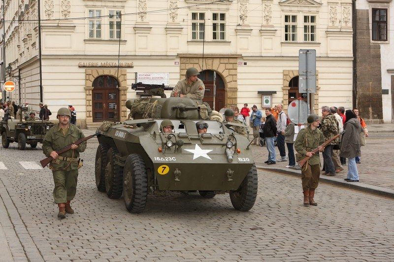 Špalíry diváků lemující Klatovskou třídu v neděli 2. května 2010 dopoledne nadšeně zdravily projíždějící historickou a moderní vojenskou techniku při Convoy of Liberty. Stejně jako v minulých letech jeli v čele kolony američtí váleční veteráni, kteří se zdravili s přihlížejícími diváky. Kolony se v roce 2010 zúčastnil mimořádně velký počet a nejvíc druhů techniky.
Přijeli mimo jiné účastníci z Francie, kteří v koloně ve spolupráci s Military Car Clubem Plzeň představili dva historické americké tanky Sherman. Třetí Sherman M4A4 z roku 1942 dorazil zásluhou Jima Clarka z Velké Británie a Klubu 4. obrněné divize z Pelhřimova. Průjezd Convoy of Liberty pozdravily dvojitým nízkým průletem stíhačky JAS- 39 Gripen Armády ČR, moderní vrtulník a také historický letoun Piper. Po historické technice se na Klatovské třídě objevila také moderní technika US Army – obrněné transportéry Stryker, kolová vozidla Hummer a houfnice. Kolonu uzavírala Armáda ČR, která v Plzni představila moderní obrněné transportéry Pandur, vozi