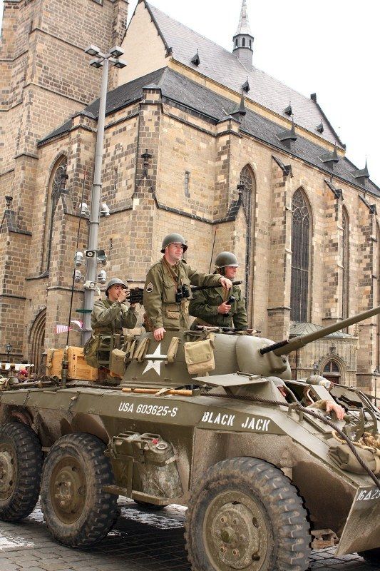 Špalíry diváků lemující Klatovskou třídu v neděli 2. května 2010 dopoledne nadšeně zdravily projíždějící historickou a moderní vojenskou techniku při Convoy of Liberty. Stejně jako v minulých letech jeli v čele kolony američtí váleční veteráni, kteří se zdravili s přihlížejícími diváky. Kolony se v roce 2010 zúčastnil mimořádně velký počet a nejvíc druhů techniky.
Přijeli mimo jiné účastníci z Francie, kteří v koloně ve spolupráci s Military Car Clubem Plzeň představili dva historické americké tanky Sherman. Třetí Sherman M4A4 z roku 1942 dorazil zásluhou Jima Clarka z Velké Británie a Klubu 4. obrněné divize z Pelhřimova. Průjezd Convoy of Liberty pozdravily dvojitým nízkým průletem stíhačky JAS- 39 Gripen Armády ČR, moderní vrtulník a také historický letoun Piper. Po historické technice se na Klatovské třídě objevila také moderní technika US Army – obrněné transportéry Stryker, kolová vozidla Hummer a houfnice. Kolonu uzavírala Armáda ČR, která v Plzni představila moderní obrněné transportéry Pandur, vozi