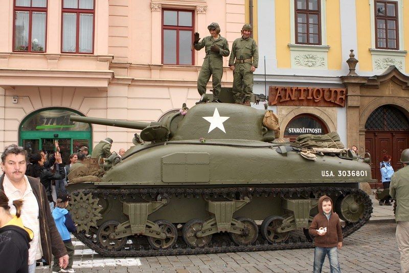 Špalíry diváků lemující Klatovskou třídu v neděli 2. května 2010 dopoledne nadšeně zdravily projíždějící historickou a moderní vojenskou techniku při Convoy of Liberty. Stejně jako v minulých letech jeli v čele kolony američtí váleční veteráni, kteří se zdravili s přihlížejícími diváky. Kolony se v roce 2010 zúčastnil mimořádně velký počet a nejvíc druhů techniky.
Přijeli mimo jiné účastníci z Francie, kteří v koloně ve spolupráci s Military Car Clubem Plzeň představili dva historické americké tanky Sherman. Třetí Sherman M4A4 z roku 1942 dorazil zásluhou Jima Clarka z Velké Británie a Klubu 4. obrněné divize z Pelhřimova. Průjezd Convoy of Liberty pozdravily dvojitým nízkým průletem stíhačky JAS- 39 Gripen Armády ČR, moderní vrtulník a také historický letoun Piper. Po historické technice se na Klatovské třídě objevila také moderní technika US Army – obrněné transportéry Stryker, kolová vozidla Hummer a houfnice. Kolonu uzavírala Armáda ČR, která v Plzni představila moderní obrněné transportéry Pandur, vozi