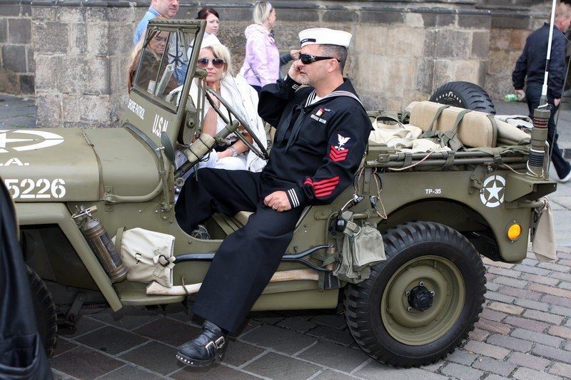 Špalíry diváků lemující Klatovskou třídu v neděli 2. května 2010 dopoledne nadšeně zdravily projíždějící historickou a moderní vojenskou techniku při Convoy of Liberty. Stejně jako v minulých letech jeli v čele kolony američtí váleční veteráni, kteří se zdravili s přihlížejícími diváky. Kolony se v roce 2010 zúčastnil mimořádně velký počet a nejvíc druhů techniky.
Přijeli mimo jiné účastníci z Francie, kteří v koloně ve spolupráci s Military Car Clubem Plzeň představili dva historické americké tanky Sherman. Třetí Sherman M4A4 z roku 1942 dorazil zásluhou Jima Clarka z Velké Británie a Klubu 4. obrněné divize z Pelhřimova. Průjezd Convoy of Liberty pozdravily dvojitým nízkým průletem stíhačky JAS- 39 Gripen Armády ČR, moderní vrtulník a také historický letoun Piper. Po historické technice se na Klatovské třídě objevila také moderní technika US Army – obrněné transportéry Stryker, kolová vozidla Hummer a houfnice. Kolonu uzavírala Armáda ČR, která v Plzni představila moderní obrněné transportéry Pandur, vozi