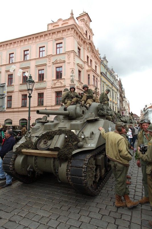 Trojice amerických historických tanků přilákala ve čtvrtek, 6. května 2010, odpoledne velké množství zájemců na náměstí Republiky. Na straně mezi Zbrojnickou a Dřevěnou ulicí stály dva Shermany a jeden lehký tank M24 Chaffe, které do Plzně přivezli ve spolupráci s Military Car Clubem Plzeň francouzští účastníci oslav.