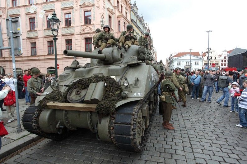 Trojice amerických historických tanků přilákala ve čtvrtek, 6. května 2010, odpoledne velké množství zájemců na náměstí Republiky. Na straně mezi Zbrojnickou a Dřevěnou ulicí stály dva Shermany a jeden lehký tank M24 Chaffe, které do Plzně přivezli ve spolupráci s Military Car Clubem Plzeň francouzští účastníci oslav.