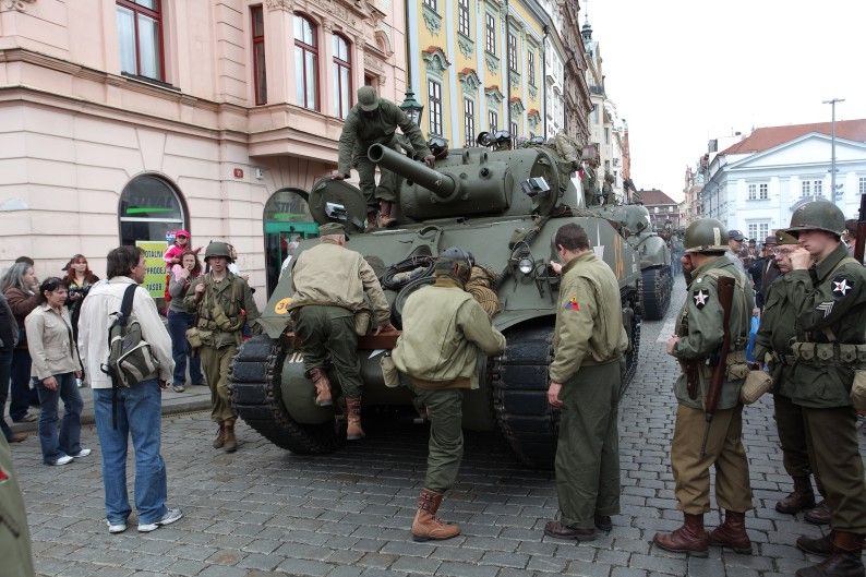Trojice amerických historických tanků přilákala ve čtvrtek, 6. května 2010, odpoledne velké množství zájemců na náměstí Republiky. Na straně mezi Zbrojnickou a Dřevěnou ulicí stály dva Shermany a jeden lehký tank M24 Chaffe, které do Plzně přivezli ve spolupráci s Military Car Clubem Plzeň francouzští účastníci oslav.