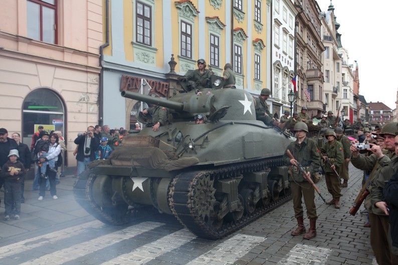Trojice amerických historických tanků přilákala ve čtvrtek, 6. května 2010, odpoledne velké množství zájemců na náměstí Republiky. Na straně mezi Zbrojnickou a Dřevěnou ulicí stály dva Shermany a jeden lehký tank M24 Chaffe, které do Plzně přivezli ve spolupráci s Military Car Clubem Plzeň francouzští účastníci oslav.