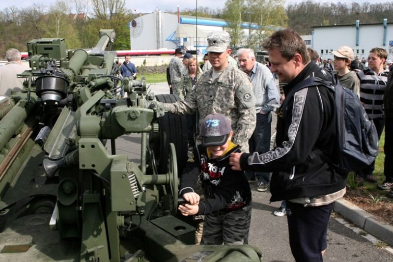 Lobezská střelnice byla v roce 2010 novým místem, kde se oslavy konaly. Po celý první květnový víkend tu byla k vidění dosud největší prezentace techniky, výzbroje a výstroje Armády ČR v Plzni. Představili se také vojáci a technika 2nd Stryker Cavalry z americké vojenské základny v německém Vilsecku. Návštěvníky čekaly například ukázky činnosti příslušníků vojenské policie, vojenských záchranných útvarů a ženistů. Armáda představila obrněný transportér PANDUR, Land Rover KAJMAN, radiolokátory ARTHUR a SURN-CZ, protiletadlové raketové systémy KUB, S 10 a RBS 70, lehký průzkumný a pozorovací systém LOS, mostní automobil AM-50 a terénní vozidla Tatra, Land Rover DEFENDER, UAZ, pyrotechnický robot.