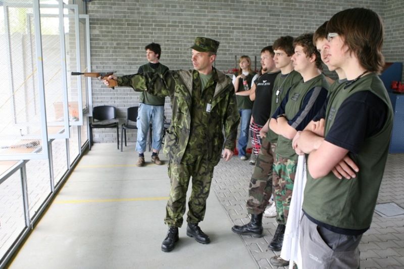 Lobezská střelnice byla v roce 2010 novým místem, kde se oslavy konaly. Po celý první květnový víkend tu byla k vidění dosud největší prezentace techniky, výzbroje a výstroje Armády ČR v Plzni. Představili se také vojáci a technika 2nd Stryker Cavalry z americké vojenské základny v německém Vilsecku. Návštěvníky čekaly například ukázky činnosti příslušníků vojenské policie, vojenských záchranných útvarů a ženistů. Armáda představila obrněný transportér PANDUR, Land Rover KAJMAN, radiolokátory ARTHUR a SURN-CZ, protiletadlové raketové systémy KUB, S 10 a RBS 70, lehký průzkumný a pozorovací systém LOS, mostní automobil AM-50 a terénní vozidla Tatra, Land Rover DEFENDER, UAZ, pyrotechnický robot.