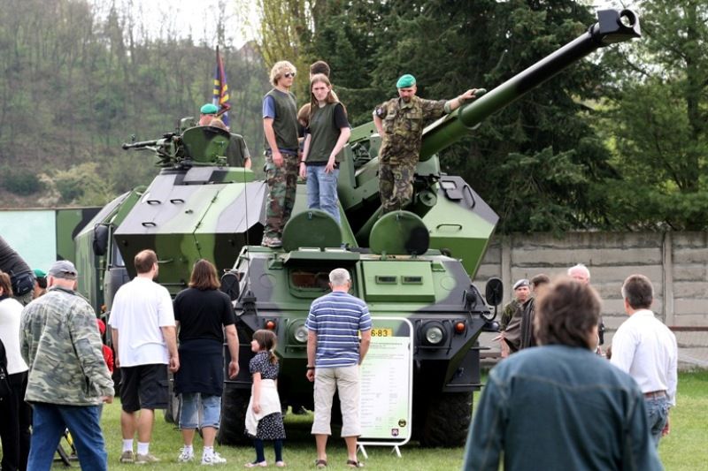 Lobezská střelnice byla v roce 2010 novým místem, kde se oslavy konaly. Po celý první květnový víkend tu byla k vidění dosud největší prezentace techniky, výzbroje a výstroje Armády ČR v Plzni. Představili se také vojáci a technika 2nd Stryker Cavalry z americké vojenské základny v německém Vilsecku. Návštěvníky čekaly například ukázky činnosti příslušníků vojenské policie, vojenských záchranných útvarů a ženistů. Armáda představila obrněný transportér PANDUR, Land Rover KAJMAN, radiolokátory ARTHUR a SURN-CZ, protiletadlové raketové systémy KUB, S 10 a RBS 70, lehký průzkumný a pozorovací systém LOS, mostní automobil AM-50 a terénní vozidla Tatra, Land Rover DEFENDER, UAZ, pyrotechnický robot.