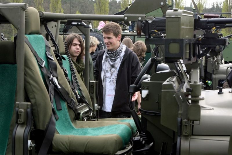 Lobezská střelnice byla v roce 2010 novým místem, kde se oslavy konaly. Po celý první květnový víkend tu byla k vidění dosud největší prezentace techniky, výzbroje a výstroje Armády ČR v Plzni. Představili se také vojáci a technika 2nd Stryker Cavalry z americké vojenské základny v německém Vilsecku. Návštěvníky čekaly například ukázky činnosti příslušníků vojenské policie, vojenských záchranných útvarů a ženistů. Armáda představila obrněný transportér PANDUR, Land Rover KAJMAN, radiolokátory ARTHUR a SURN-CZ, protiletadlové raketové systémy KUB, S 10 a RBS 70, lehký průzkumný a pozorovací systém LOS, mostní automobil AM-50 a terénní vozidla Tatra, Land Rover DEFENDER, UAZ, pyrotechnický robot.
