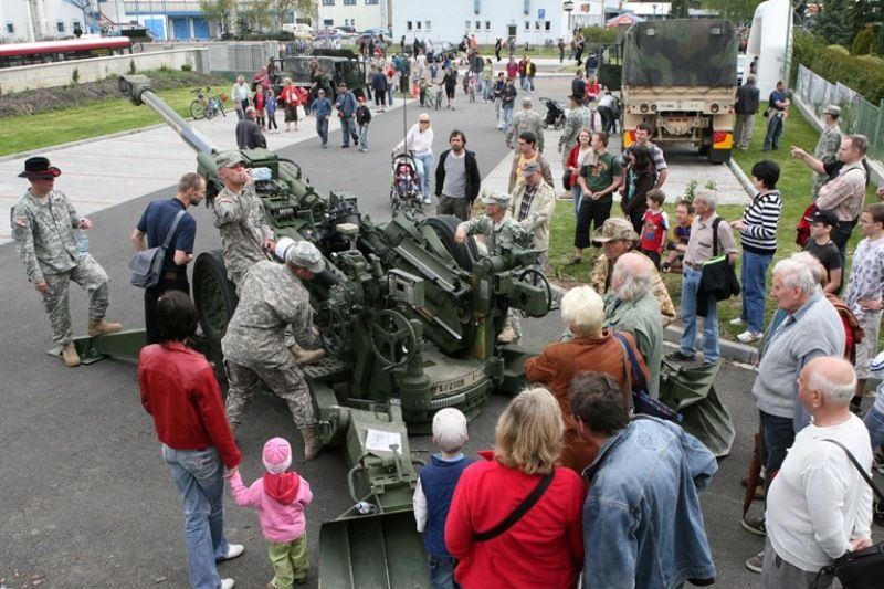 Lobezská střelnice byla v roce 2010 novým místem, kde se oslavy konaly. Po celý první květnový víkend tu byla k vidění dosud největší prezentace techniky, výzbroje a výstroje Armády ČR v Plzni. Představili se také vojáci a technika 2nd Stryker Cavalry z americké vojenské základny v německém Vilsecku. Návštěvníky čekaly například ukázky činnosti příslušníků vojenské policie, vojenských záchranných útvarů a ženistů. Armáda představila obrněný transportér PANDUR, Land Rover KAJMAN, radiolokátory ARTHUR a SURN-CZ, protiletadlové raketové systémy KUB, S 10 a RBS 70, lehký průzkumný a pozorovací systém LOS, mostní automobil AM-50 a terénní vozidla Tatra, Land Rover DEFENDER, UAZ, pyrotechnický robot.