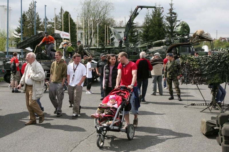 Lobezská střelnice byla v roce 2010 novým místem, kde se oslavy konaly. Po celý první květnový víkend tu byla k vidění dosud největší prezentace techniky, výzbroje a výstroje Armády ČR v Plzni. Představili se také vojáci a technika 2nd Stryker Cavalry z americké vojenské základny v německém Vilsecku. Návštěvníky čekaly například ukázky činnosti příslušníků vojenské policie, vojenských záchranných útvarů a ženistů. Armáda představila obrněný transportér PANDUR, Land Rover KAJMAN, radiolokátory ARTHUR a SURN-CZ, protiletadlové raketové systémy KUB, S 10 a RBS 70, lehký průzkumný a pozorovací systém LOS, mostní automobil AM-50 a terénní vozidla Tatra, Land Rover DEFENDER, UAZ, pyrotechnický robot.