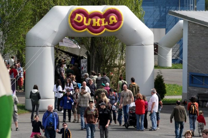 Lobezská střelnice byla v roce 2010 novým místem, kde se oslavy konaly. Po celý první květnový víkend tu byla k vidění dosud největší prezentace techniky, výzbroje a výstroje Armády ČR v Plzni. Představili se také vojáci a technika 2nd Stryker Cavalry z americké vojenské základny v německém Vilsecku. Návštěvníky čekaly například ukázky činnosti příslušníků vojenské policie, vojenských záchranných útvarů a ženistů. Armáda představila obrněný transportér PANDUR, Land Rover KAJMAN, radiolokátory ARTHUR a SURN-CZ, protiletadlové raketové systémy KUB, S 10 a RBS 70, lehký průzkumný a pozorovací systém LOS, mostní automobil AM-50 a terénní vozidla Tatra, Land Rover DEFENDER, UAZ, pyrotechnický robot.