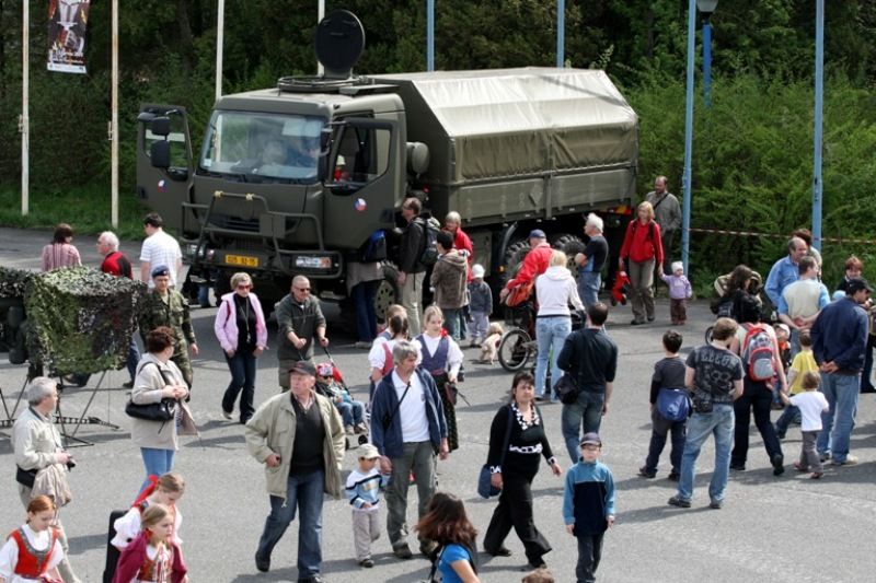 Lobezská střelnice byla v roce 2010 novým místem, kde se oslavy konaly. Po celý první květnový víkend tu byla k vidění dosud největší prezentace techniky, výzbroje a výstroje Armády ČR v Plzni. Představili se také vojáci a technika 2nd Stryker Cavalry z americké vojenské základny v německém Vilsecku. Návštěvníky čekaly například ukázky činnosti příslušníků vojenské policie, vojenských záchranných útvarů a ženistů. Armáda představila obrněný transportér PANDUR, Land Rover KAJMAN, radiolokátory ARTHUR a SURN-CZ, protiletadlové raketové systémy KUB, S 10 a RBS 70, lehký průzkumný a pozorovací systém LOS, mostní automobil AM-50 a terénní vozidla Tatra, Land Rover DEFENDER, UAZ, pyrotechnický robot.