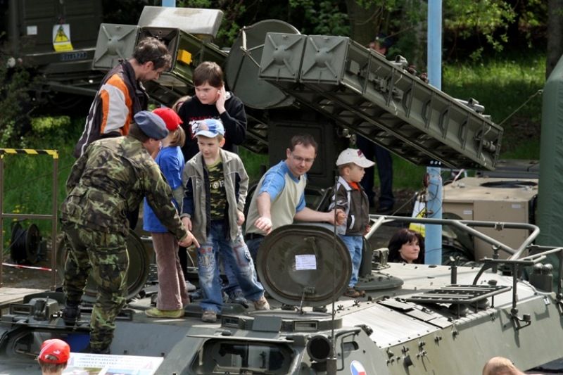 Lobezská střelnice byla v roce 2010 novým místem, kde se oslavy konaly. Po celý první květnový víkend tu byla k vidění dosud největší prezentace techniky, výzbroje a výstroje Armády ČR v Plzni. Představili se také vojáci a technika 2nd Stryker Cavalry z americké vojenské základny v německém Vilsecku. Návštěvníky čekaly například ukázky činnosti příslušníků vojenské policie, vojenských záchranných útvarů a ženistů. Armáda představila obrněný transportér PANDUR, Land Rover KAJMAN, radiolokátory ARTHUR a SURN-CZ, protiletadlové raketové systémy KUB, S 10 a RBS 70, lehký průzkumný a pozorovací systém LOS, mostní automobil AM-50 a terénní vozidla Tatra, Land Rover DEFENDER, UAZ, pyrotechnický robot.