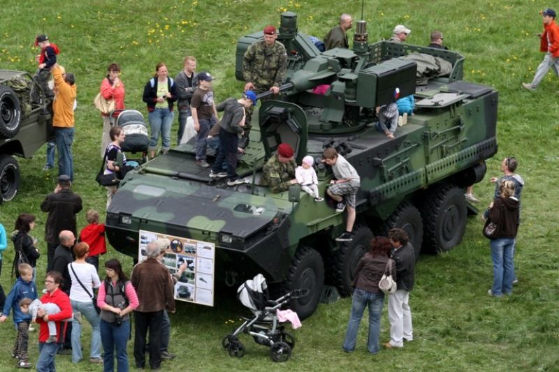 Lobezská střelnice byla v roce 2010 novým místem, kde se oslavy konaly. Po celý první květnový víkend tu byla k vidění dosud největší prezentace techniky, výzbroje a výstroje Armády ČR v Plzni. Představili se také vojáci a technika 2nd Stryker Cavalry z americké vojenské základny v německém Vilsecku. Návštěvníky čekaly například ukázky činnosti příslušníků vojenské policie, vojenských záchranných útvarů a ženistů. Armáda představila obrněný transportér PANDUR, Land Rover KAJMAN, radiolokátory ARTHUR a SURN-CZ, protiletadlové raketové systémy KUB, S 10 a RBS 70, lehký průzkumný a pozorovací systém LOS, mostní automobil AM-50 a terénní vozidla Tatra, Land Rover DEFENDER, UAZ, pyrotechnický robot.