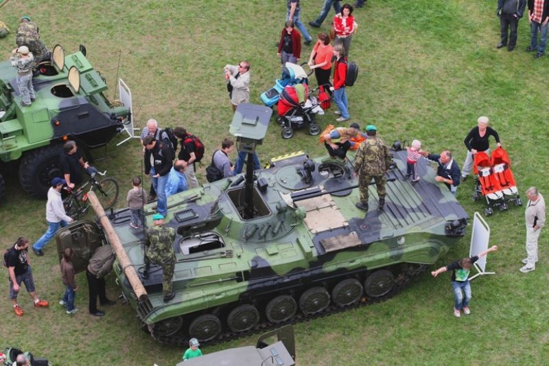 Lobezská střelnice byla v roce 2010 novým místem, kde se oslavy konaly. Po celý první květnový víkend tu byla k vidění dosud největší prezentace techniky, výzbroje a výstroje Armády ČR v Plzni. Představili se také vojáci a technika 2nd Stryker Cavalry z americké vojenské základny v německém Vilsecku. Návštěvníky čekaly například ukázky činnosti příslušníků vojenské policie, vojenských záchranných útvarů a ženistů. Armáda představila obrněný transportér PANDUR, Land Rover KAJMAN, radiolokátory ARTHUR a SURN-CZ, protiletadlové raketové systémy KUB, S 10 a RBS 70, lehký průzkumný a pozorovací systém LOS, mostní automobil AM-50 a terénní vozidla Tatra, Land Rover DEFENDER, UAZ, pyrotechnický robot.