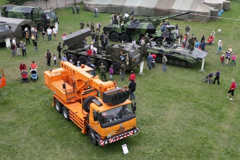 Lobezská střelnice byla v roce 2010 novým místem, kde se oslavy konaly. Po celý první květnový víkend tu byla k vidění dosud největší prezentace techniky, výzbroje a výstroje Armády ČR v Plzni. Představili se také vojáci a technika 2nd Stryker Cavalry z americké vojenské základny v německém Vilsecku. Návštěvníky čekaly například ukázky činnosti příslušníků vojenské policie, vojenských záchranných útvarů a ženistů. Armáda představila obrněný transportér PANDUR, Land Rover KAJMAN, radiolokátory ARTHUR a SURN-CZ, protiletadlové raketové systémy KUB, S 10 a RBS 70, lehký průzkumný a pozorovací systém LOS, mostní automobil AM-50 a terénní vozidla Tatra, Land Rover DEFENDER, UAZ, pyrotechnický robot.
