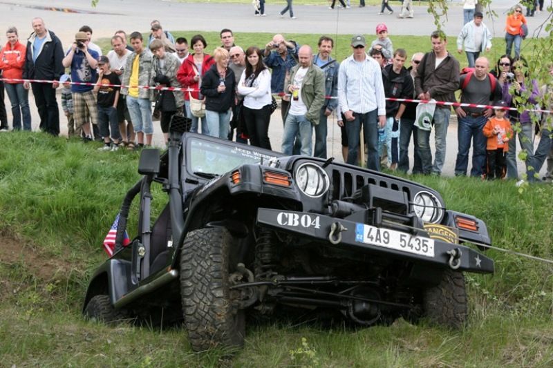 Lobezská střelnice byla v roce 2010 novým místem, kde se oslavy konaly. Po celý první květnový víkend tu byla k vidění dosud největší prezentace techniky, výzbroje a výstroje Armády ČR v Plzni. Představili se také vojáci a technika 2nd Stryker Cavalry z americké vojenské základny v německém Vilsecku. Návštěvníky čekaly například ukázky činnosti příslušníků vojenské policie, vojenských záchranných útvarů a ženistů. Armáda představila obrněný transportér PANDUR, Land Rover KAJMAN, radiolokátory ARTHUR a SURN-CZ, protiletadlové raketové systémy KUB, S 10 a RBS 70, lehký průzkumný a pozorovací systém LOS, mostní automobil AM-50 a terénní vozidla Tatra, Land Rover DEFENDER, UAZ, pyrotechnický robot.