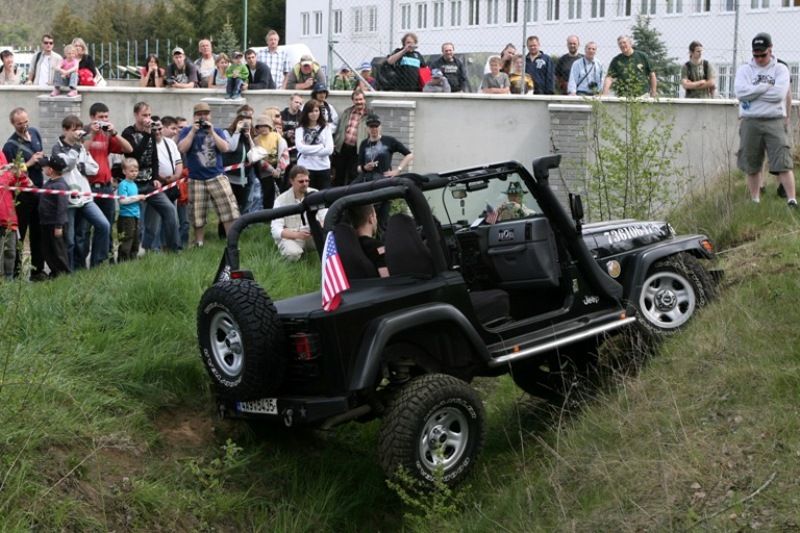 Lobezská střelnice byla v roce 2010 novým místem, kde se oslavy konaly. Po celý první květnový víkend tu byla k vidění dosud největší prezentace techniky, výzbroje a výstroje Armády ČR v Plzni. Představili se také vojáci a technika 2nd Stryker Cavalry z americké vojenské základny v německém Vilsecku. Návštěvníky čekaly například ukázky činnosti příslušníků vojenské policie, vojenských záchranných útvarů a ženistů. Armáda představila obrněný transportér PANDUR, Land Rover KAJMAN, radiolokátory ARTHUR a SURN-CZ, protiletadlové raketové systémy KUB, S 10 a RBS 70, lehký průzkumný a pozorovací systém LOS, mostní automobil AM-50 a terénní vozidla Tatra, Land Rover DEFENDER, UAZ, pyrotechnický robot.