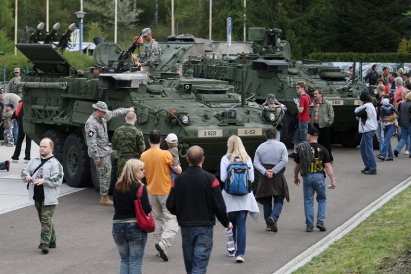 Lobezská střelnice byla v roce 2010 novým místem, kde se oslavy konaly. Po celý první květnový víkend tu byla k vidění dosud největší prezentace techniky, výzbroje a výstroje Armády ČR v Plzni. Představili se také vojáci a technika 2nd Stryker Cavalry z americké vojenské základny v německém Vilsecku. Návštěvníky čekaly například ukázky činnosti příslušníků vojenské policie, vojenských záchranných útvarů a ženistů. Armáda představila obrněný transportér PANDUR, Land Rover KAJMAN, radiolokátory ARTHUR a SURN-CZ, protiletadlové raketové systémy KUB, S 10 a RBS 70, lehký průzkumný a pozorovací systém LOS, mostní automobil AM-50 a terénní vozidla Tatra, Land Rover DEFENDER, UAZ, pyrotechnický robot.