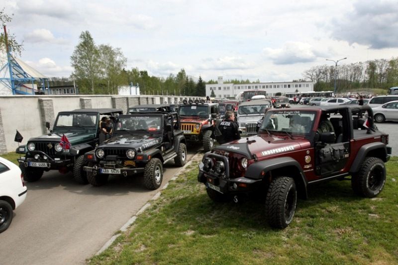 Lobezská střelnice byla v roce 2010 novým místem, kde se oslavy konaly. Po celý první květnový víkend tu byla k vidění dosud největší prezentace techniky, výzbroje a výstroje Armády ČR v Plzni. Představili se také vojáci a technika 2nd Stryker Cavalry z americké vojenské základny v německém Vilsecku. Návštěvníky čekaly například ukázky činnosti příslušníků vojenské policie, vojenských záchranných útvarů a ženistů. Armáda představila obrněný transportér PANDUR, Land Rover KAJMAN, radiolokátory ARTHUR a SURN-CZ, protiletadlové raketové systémy KUB, S 10 a RBS 70, lehký průzkumný a pozorovací systém LOS, mostní automobil AM-50 a terénní vozidla Tatra, Land Rover DEFENDER, UAZ, pyrotechnický robot.