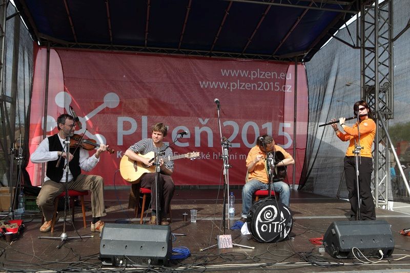 Na folkové scéně před DK Peklo se během Slavností svobody 2010 představily v sobotu, 1. května 2010, kapely Poitín, BlueGate, After Six, Storm a Poutníci. V neděli, 2. května 2010,  vystoupili Míša Leicht, žáci ZUŠ B. Smetany v Plzni a kapely Roháči a Strašlivá podívaná.