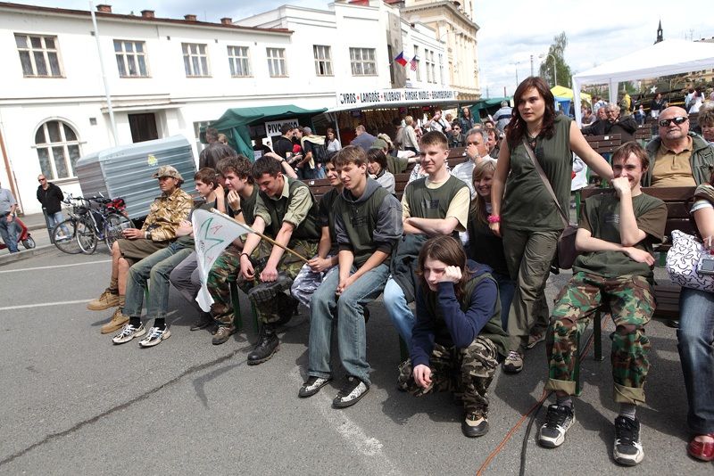 Na folkové scéně před DK Peklo se během Slavností svobody 2010 představily v sobotu, 1. května 2010, kapely Poitín, BlueGate, After Six, Storm a Poutníci. V neděli, 2. května 2010,  vystoupili Míša Leicht, žáci ZUŠ B. Smetany v Plzni a kapely Roháči a Strašlivá podívaná.