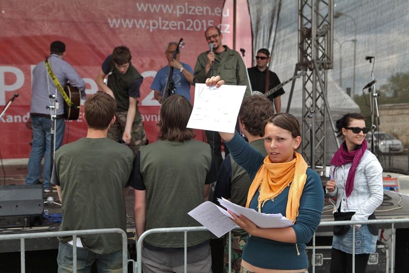 Na folkové scéně před DK Peklo se během Slavností svobody 2010 představily v sobotu, 1. května 2010, kapely Poitín, BlueGate, After Six, Storm a Poutníci. V neděli, 2. května 2010,  vystoupili Míša Leicht, žáci ZUŠ B. Smetany v Plzni a kapely Roháči a Strašlivá podívaná.