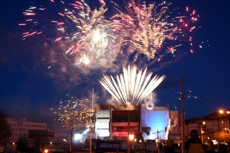 V rámci kulturního programu se na plzeňském náměstí Republiky představili mimo jiné Jan Vyčítal & Zelenáči, skupiny Taxmeni, Cop, BlueGate, Michal Tučný Revival nebo Jack Daniel. Nejvíce pozornosti přitahovali hosté nejvzácnější – váleční veteráni. Do atmosféry dnů osvobození přenesla návštěvníky i taneční zábava v retro stylu se skupinou Louisovi sirotci.
Slavnosti svobody  uzavřel v Plzni 6. května 2010 večer velký ohňostroj, který přihlížející diváci v závěru ocenili potleskem. Předcházel mu kulturní program v sadovém okruhu města, ve kterém se představili lidé v dobovém oblečení, zahrála černošská kapela s Marilyn Monroe a stepaři, dále skupiny Foligno, His Blue Star, Konrádyho malá dudácká kapela, Láďa Kerndl a Milan Benedikt Karpíšek. V ulicích byli také herci, kteří návštěvníkům přiblížili, jak vypadal život tehdejších obyvatel města a také některé historické momenty.