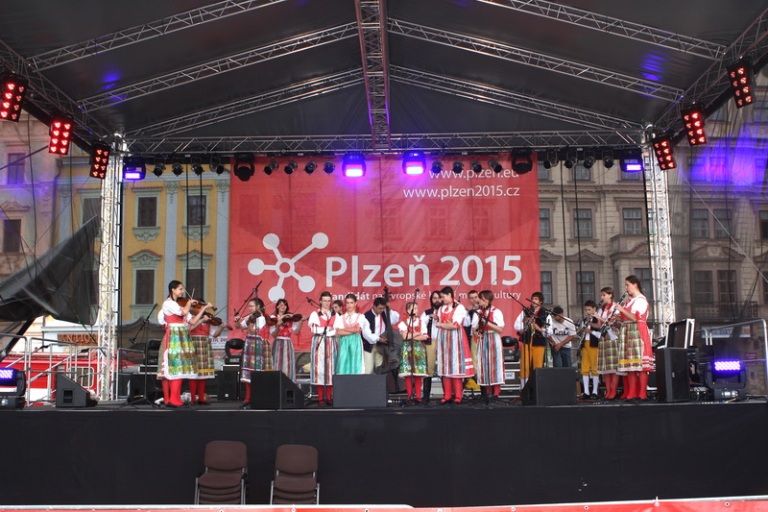 V rámci kulturního programu se na plzeňském náměstí Republiky představili mimo jiné Jan Vyčítal & Zelenáči, skupiny Taxmeni, Cop, BlueGate, Michal Tučný Revival nebo Jack Daniel. Nejvíce pozornosti přitahovali hosté nejvzácnější – váleční veteráni. Do atmosféry dnů osvobození přenesla návštěvníky i taneční zábava v retro stylu se skupinou Louisovi sirotci.
Slavnosti svobody  uzavřel v Plzni 6. května 2010 večer velký ohňostroj, který přihlížející diváci v závěru ocenili potleskem. Předcházel mu kulturní program v sadovém okruhu města, ve kterém se představili lidé v dobovém oblečení, zahrála černošská kapela s Marilyn Monroe a stepaři, dále skupiny Foligno, His Blue Star, Konrádyho malá dudácká kapela, Láďa Kerndl a Milan Benedikt Karpíšek. V ulicích byli také herci, kteří návštěvníkům přiblížili, jak vypadal život tehdejších obyvatel města a také některé historické momenty.