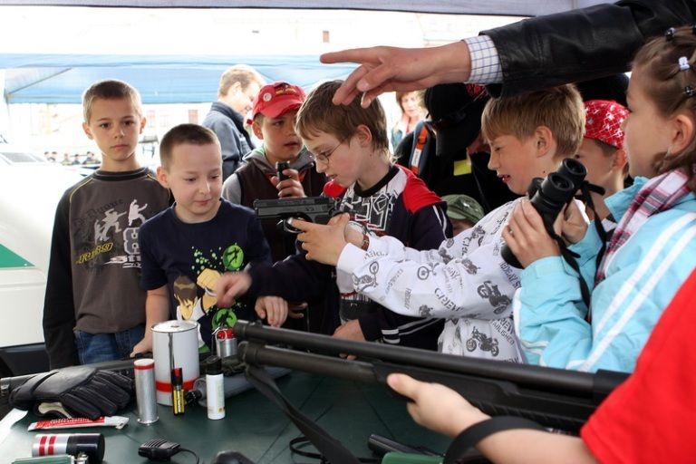 V rámci kulturního programu se na plzeňském náměstí Republiky představili mimo jiné Jan Vyčítal & Zelenáči, skupiny Taxmeni, Cop, BlueGate, Michal Tučný Revival nebo Jack Daniel. Nejvíce pozornosti přitahovali hosté nejvzácnější – váleční veteráni. Do atmosféry dnů osvobození přenesla návštěvníky i taneční zábava v retro stylu se skupinou Louisovi sirotci.
Slavnosti svobody  uzavřel v Plzni 6. května 2010 večer velký ohňostroj, který přihlížející diváci v závěru ocenili potleskem. Předcházel mu kulturní program v sadovém okruhu města, ve kterém se představili lidé v dobovém oblečení, zahrála černošská kapela s Marilyn Monroe a stepaři, dále skupiny Foligno, His Blue Star, Konrádyho malá dudácká kapela, Láďa Kerndl a Milan Benedikt Karpíšek. V ulicích byli také herci, kteří návštěvníkům přiblížili, jak vypadal život tehdejších obyvatel města a také některé historické momenty.