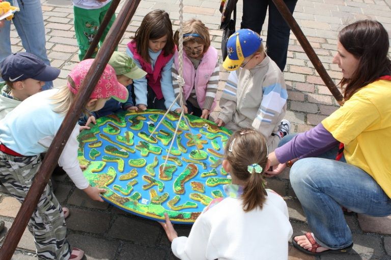 V rámci kulturního programu se na plzeňském náměstí Republiky představili mimo jiné Jan Vyčítal & Zelenáči, skupiny Taxmeni, Cop, BlueGate, Michal Tučný Revival nebo Jack Daniel. Nejvíce pozornosti přitahovali hosté nejvzácnější – váleční veteráni. Do atmosféry dnů osvobození přenesla návštěvníky i taneční zábava v retro stylu se skupinou Louisovi sirotci.
Slavnosti svobody  uzavřel v Plzni 6. května 2010 večer velký ohňostroj, který přihlížející diváci v závěru ocenili potleskem. Předcházel mu kulturní program v sadovém okruhu města, ve kterém se představili lidé v dobovém oblečení, zahrála černošská kapela s Marilyn Monroe a stepaři, dále skupiny Foligno, His Blue Star, Konrádyho malá dudácká kapela, Láďa Kerndl a Milan Benedikt Karpíšek. V ulicích byli také herci, kteří návštěvníkům přiblížili, jak vypadal život tehdejších obyvatel města a také některé historické momenty.