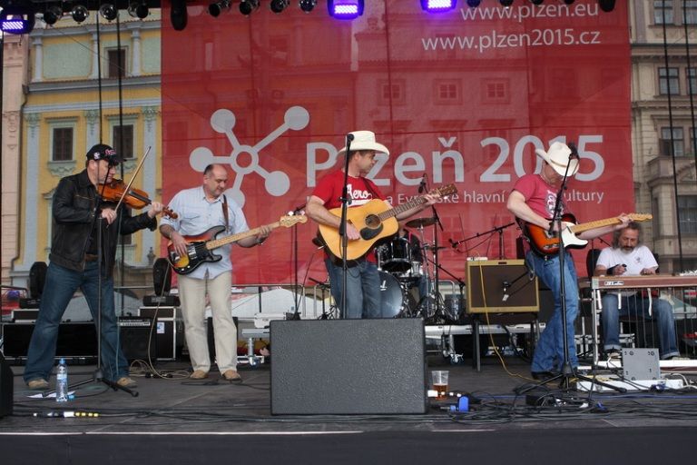 V rámci kulturního programu se na plzeňském náměstí Republiky představili mimo jiné Jan Vyčítal & Zelenáči, skupiny Taxmeni, Cop, BlueGate, Michal Tučný Revival nebo Jack Daniel. Nejvíce pozornosti přitahovali hosté nejvzácnější – váleční veteráni. Do atmosféry dnů osvobození přenesla návštěvníky i taneční zábava v retro stylu se skupinou Louisovi sirotci.
Slavnosti svobody  uzavřel v Plzni 6. května 2010 večer velký ohňostroj, který přihlížející diváci v závěru ocenili potleskem. Předcházel mu kulturní program v sadovém okruhu města, ve kterém se představili lidé v dobovém oblečení, zahrála černošská kapela s Marilyn Monroe a stepaři, dále skupiny Foligno, His Blue Star, Konrádyho malá dudácká kapela, Láďa Kerndl a Milan Benedikt Karpíšek. V ulicích byli také herci, kteří návštěvníkům přiblížili, jak vypadal život tehdejších obyvatel města a také některé historické momenty.