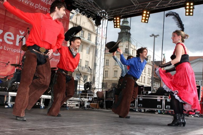 V rámci kulturního programu se na plzeňském náměstí Republiky představili mimo jiné Jan Vyčítal & Zelenáči, skupiny Taxmeni, Cop, BlueGate, Michal Tučný Revival nebo Jack Daniel. Nejvíce pozornosti přitahovali hosté nejvzácnější – váleční veteráni. Do atmosféry dnů osvobození přenesla návštěvníky i taneční zábava v retro stylu se skupinou Louisovi sirotci.
Slavnosti svobody  uzavřel v Plzni 6. května 2010 večer velký ohňostroj, který přihlížející diváci v závěru ocenili potleskem. Předcházel mu kulturní program v sadovém okruhu města, ve kterém se představili lidé v dobovém oblečení, zahrála černošská kapela s Marilyn Monroe a stepaři, dále skupiny Foligno, His Blue Star, Konrádyho malá dudácká kapela, Láďa Kerndl a Milan Benedikt Karpíšek. V ulicích byli také herci, kteří návštěvníkům přiblížili, jak vypadal život tehdejších obyvatel města a také některé historické momenty.