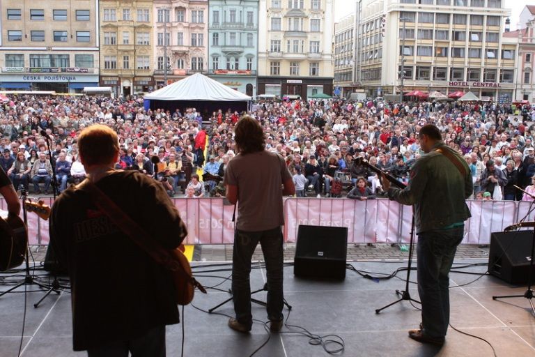 V rámci kulturního programu se na plzeňském náměstí Republiky představili mimo jiné Jan Vyčítal & Zelenáči, skupiny Taxmeni, Cop, BlueGate, Michal Tučný Revival nebo Jack Daniel. Nejvíce pozornosti přitahovali hosté nejvzácnější – váleční veteráni. Do atmosféry dnů osvobození přenesla návštěvníky i taneční zábava v retro stylu se skupinou Louisovi sirotci.
Slavnosti svobody  uzavřel v Plzni 6. května 2010 večer velký ohňostroj, který přihlížející diváci v závěru ocenili potleskem. Předcházel mu kulturní program v sadovém okruhu města, ve kterém se představili lidé v dobovém oblečení, zahrála černošská kapela s Marilyn Monroe a stepaři, dále skupiny Foligno, His Blue Star, Konrádyho malá dudácká kapela, Láďa Kerndl a Milan Benedikt Karpíšek. V ulicích byli také herci, kteří návštěvníkům přiblížili, jak vypadal život tehdejších obyvatel města a také některé historické momenty.